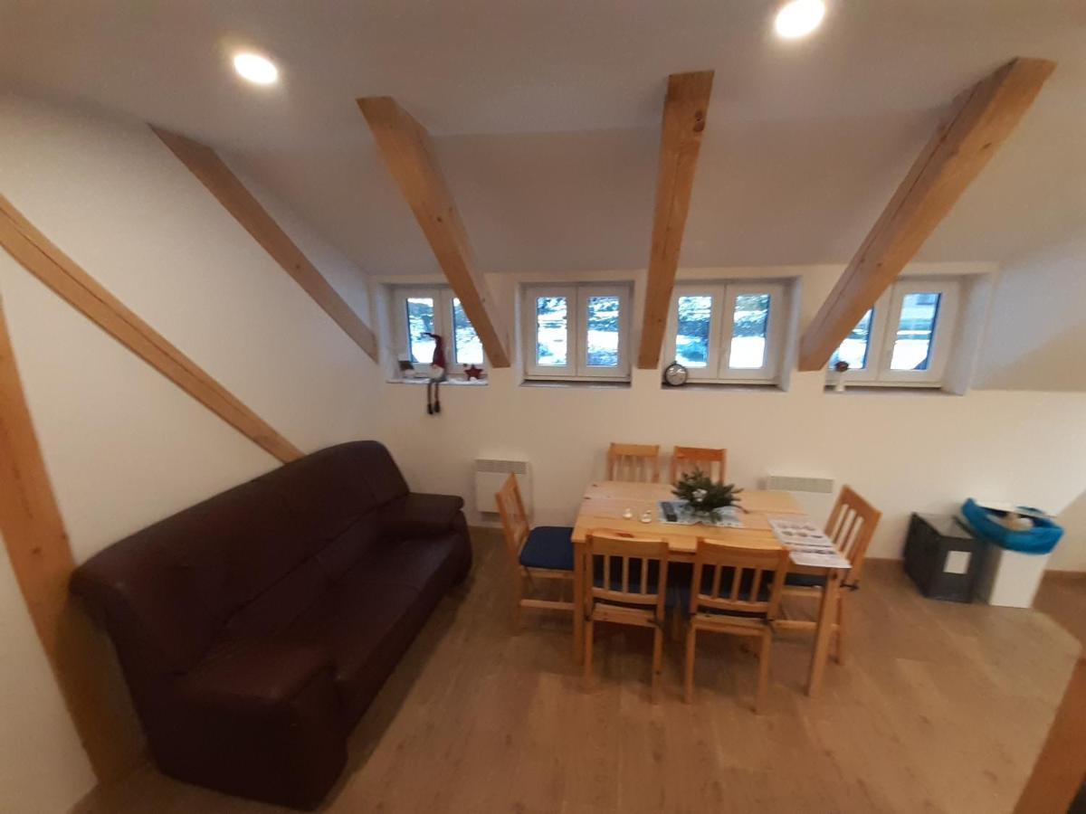Apartmany Pod Marianskymi Schody ألبيرتشيك في ييزريسكي هوراش المظهر الخارجي الصورة