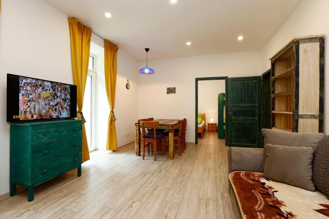 Apartmany Pod Marianskymi Schody ألبيرتشيك في ييزريسكي هوراش المظهر الخارجي الصورة